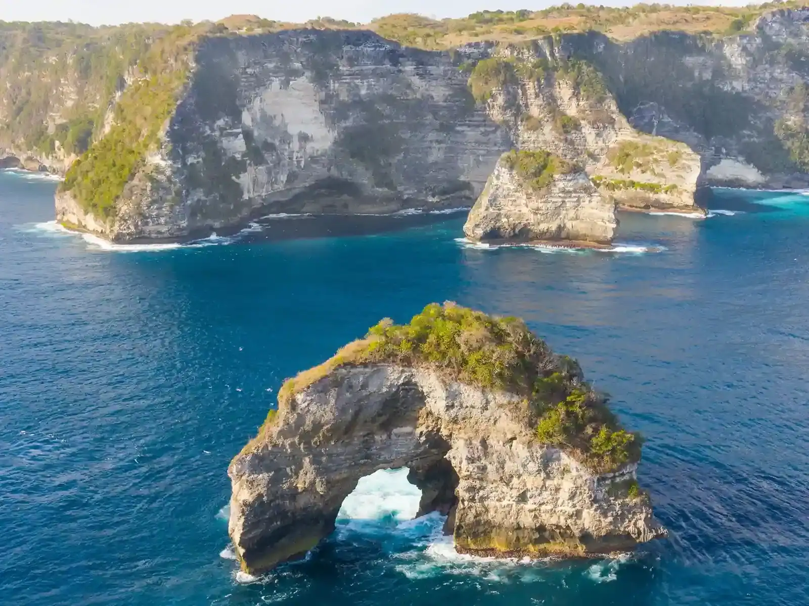 Banah Cliff, Nusa Penida — lengkung batu karang (sea arch) di tepi tebing kapur menghadap Samudra Hindia