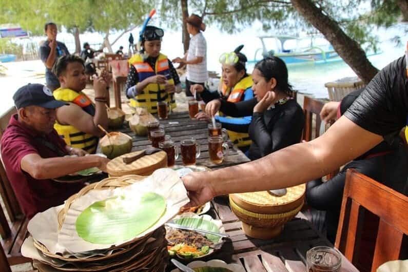 Lunch ikan bakar khas lombok di gili sudak