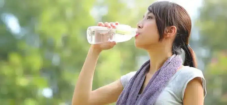 Minum Air yang Banyak saat bepergian