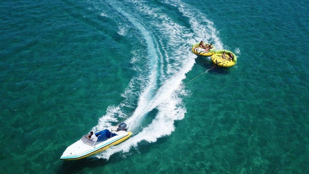 Speedboat menarik perahu donat di Tanjung Benoa, Bali – paket watersport