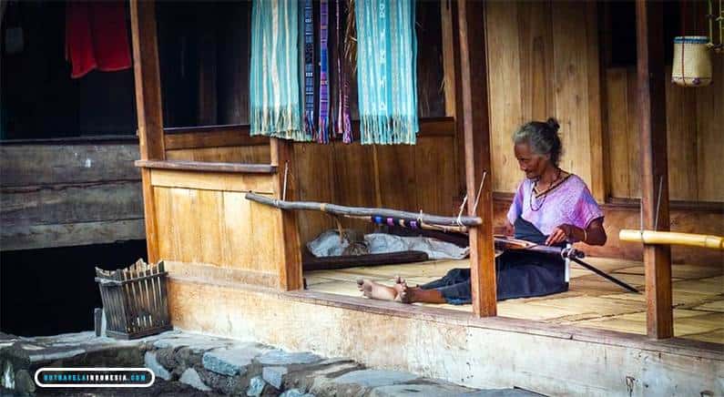 Mama Bena spins Ngada's typical weaving