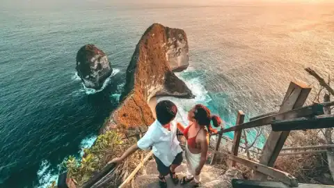 pasangan menikmati sunset di klingking beach nusa penida Bali 3 Nusa