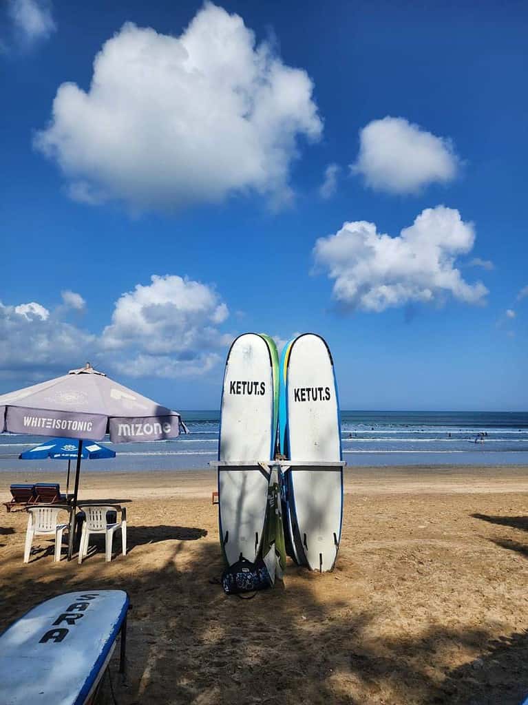 berselancar pantai kuta