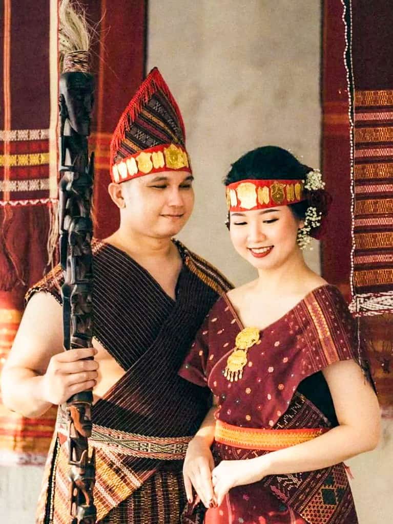 busana adat ulos dari sumatera utara