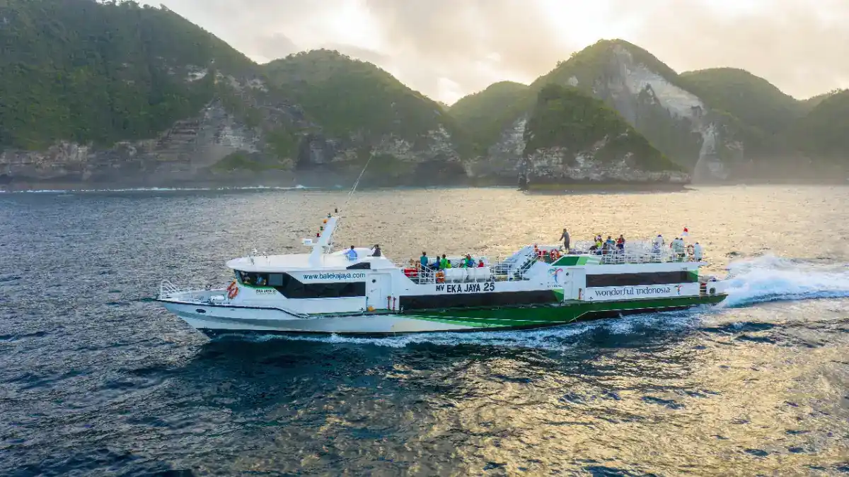 Fast boat Bali menuju Nusa Penida/Gili – ilustrasi kapal cepat di perairan Bali