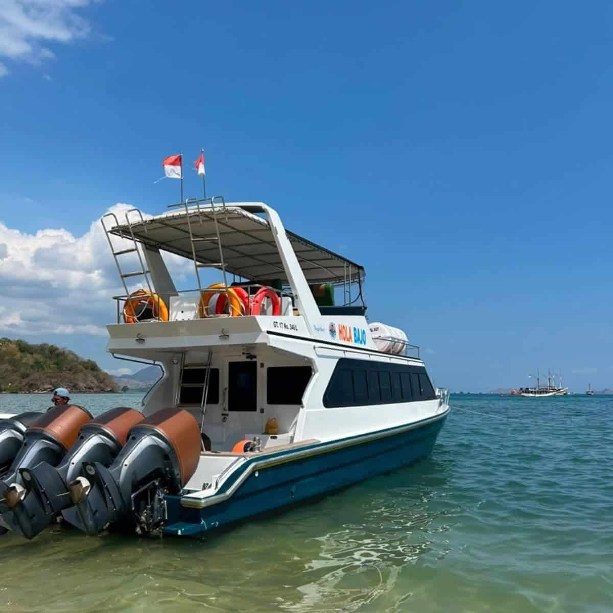 Hola Bajo Speedboat dengan empat mesin untuk charter privat rombongan besar di Labuan Bajo