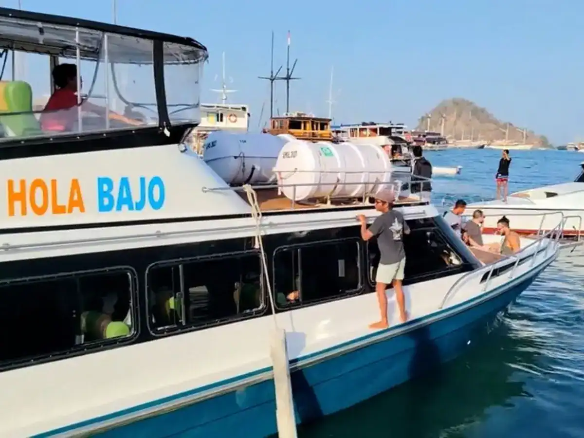 Hola Bajo Speedboat – Sisi Kabin Sisi kabin Hola Bajo Speedboat untuk open trip Komodo dari Labuan Bajo