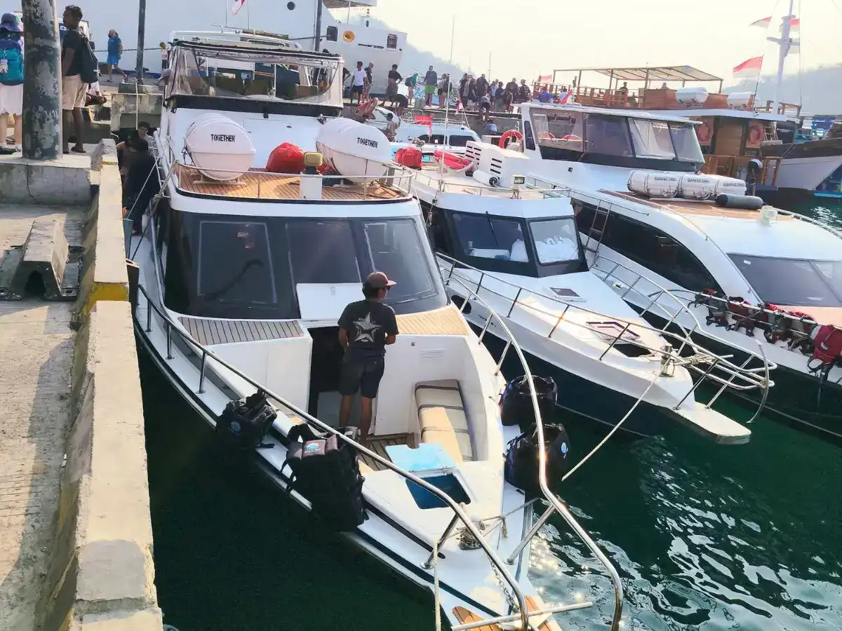 Hola Bajo Speedboat – Tampak Depan Tampak depan armada Hola Bajo Speedboat di Pelabuhan Labuan Bajo