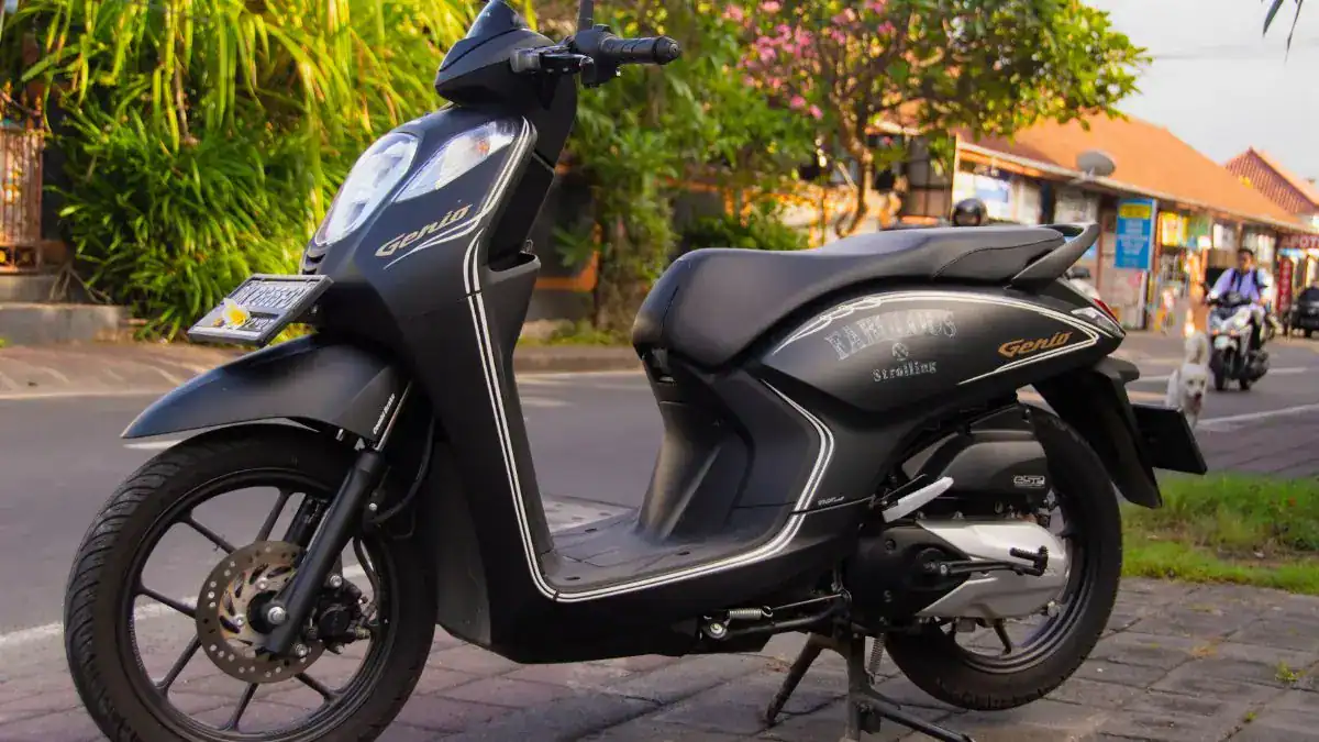 Honda Genio hitam terparkir di jalan Kubu Anyar Kuta — contoh unit sewa motor Bali dari GoTravela Indonesia