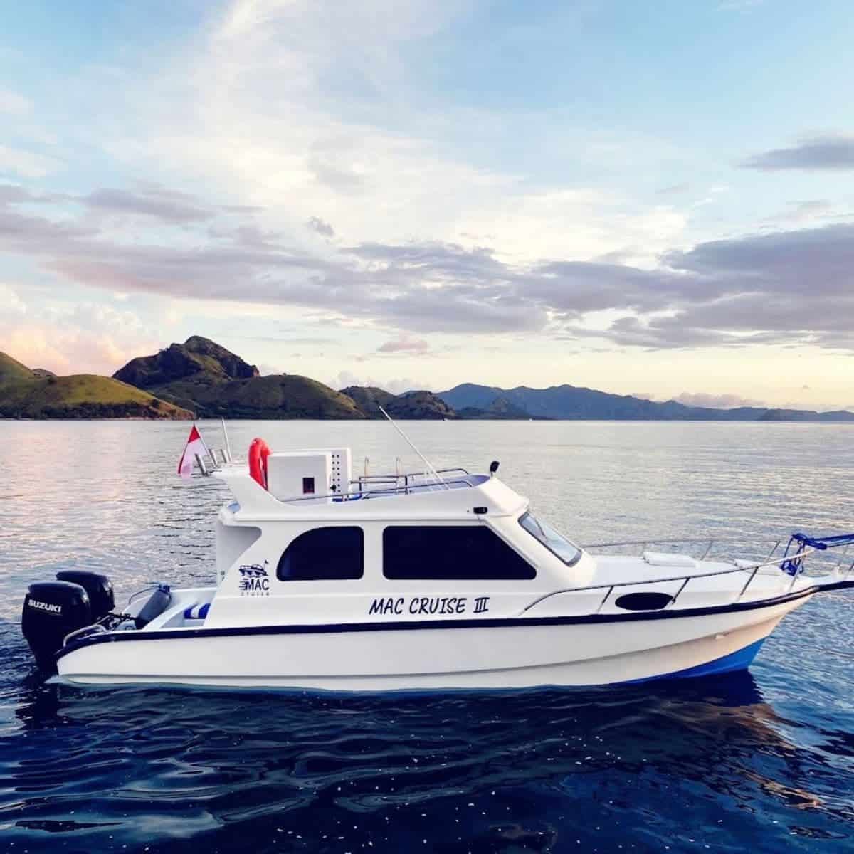 MAC Cruise III di perairan Labuan Bajo untuk perjalanan private charter Komodo