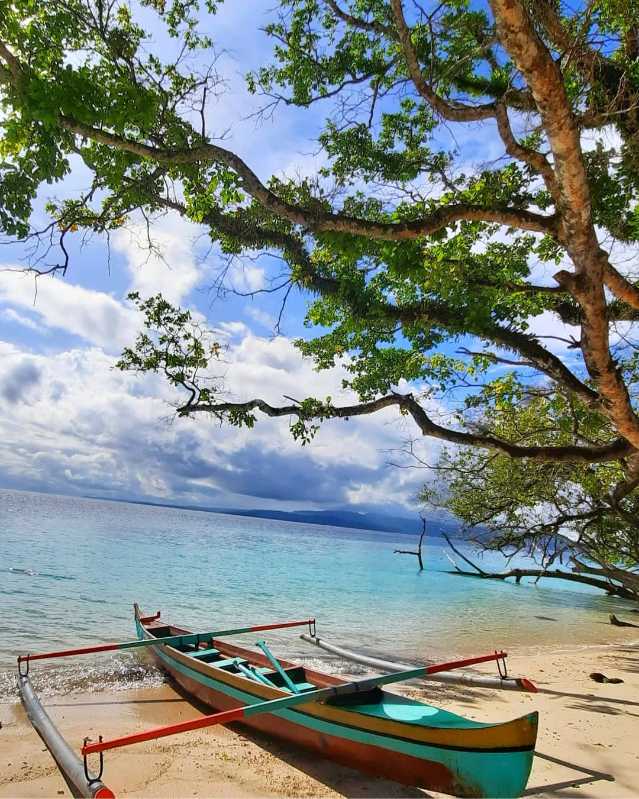 burrow Ambon beach, Maluku