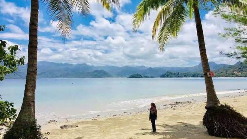seorang wanita melamun di pantai mutiara