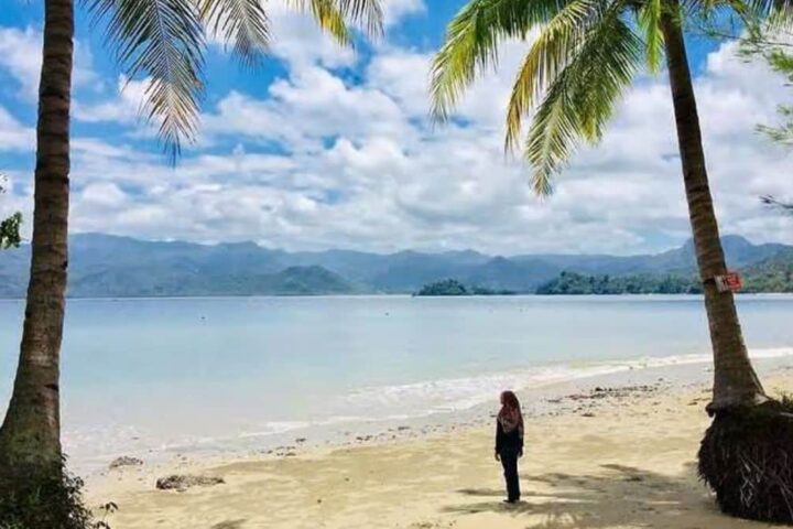 seorang wanita melamun di pantai mutiara
