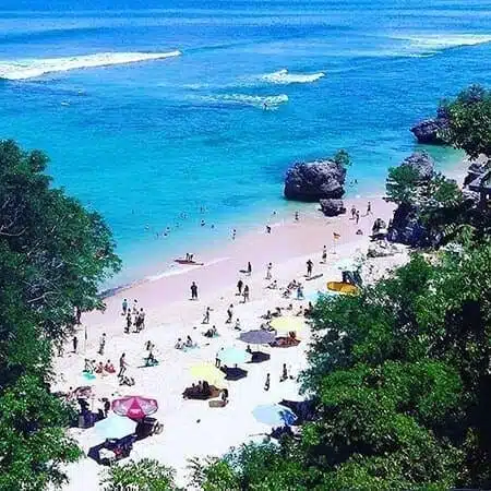 pantai padang padang deket Pura Luhur Uluwatu