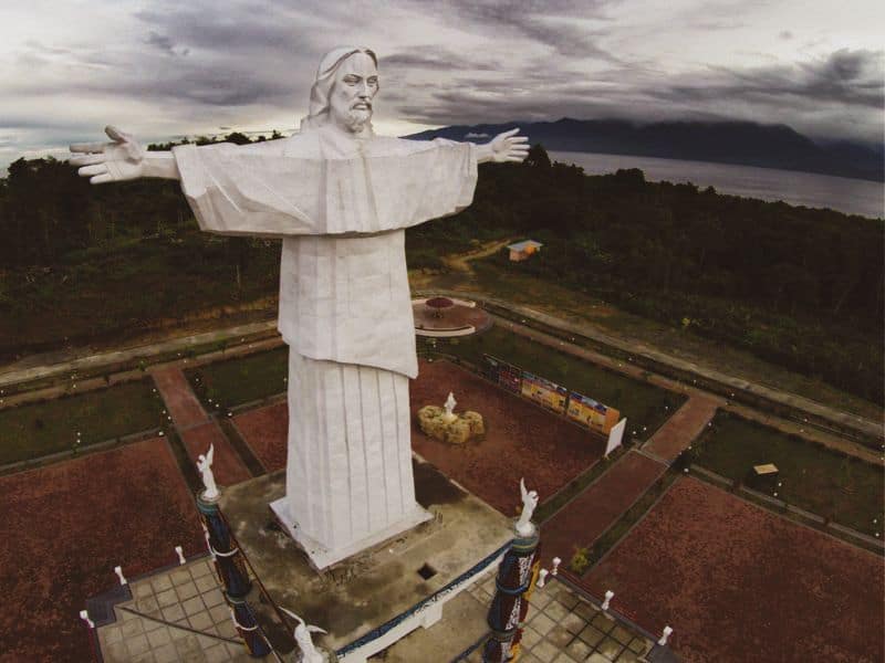 patung yesus kristus di pulau mansinam