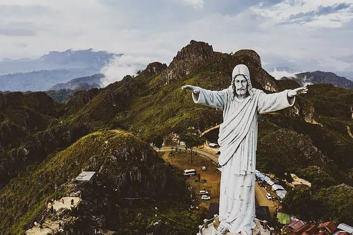 patung yesus terbesar indonesia