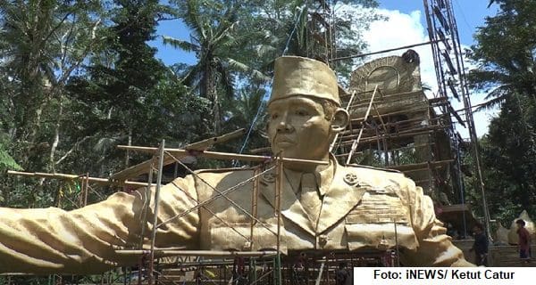 patung soekarno anyaman bambu