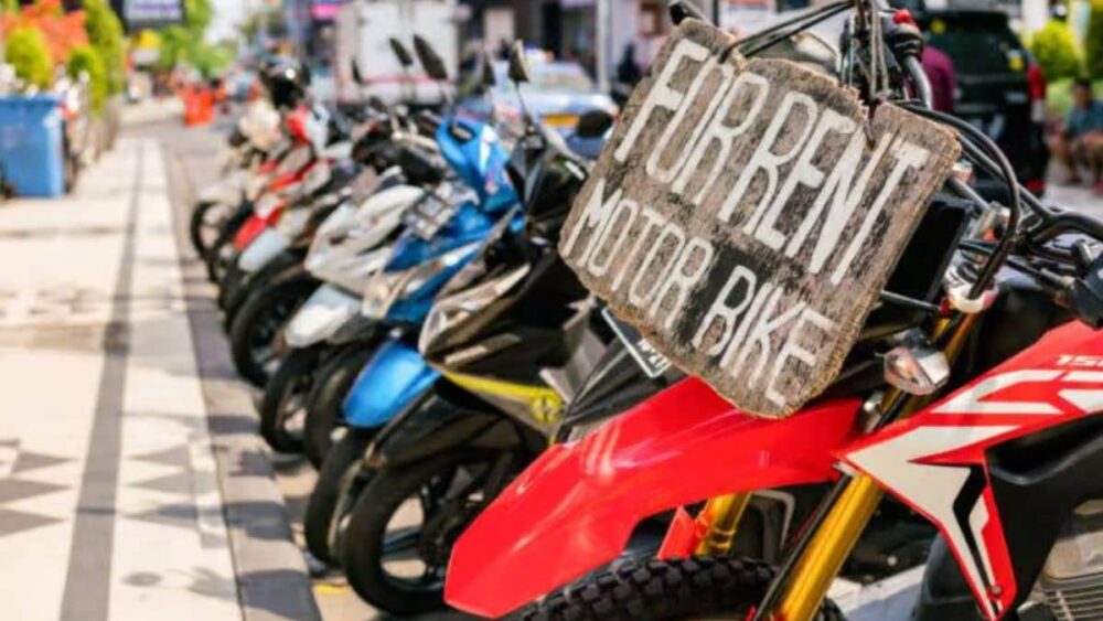 rent scooter Bali Canggu – motorbike rental street lineup in Canggu Bali