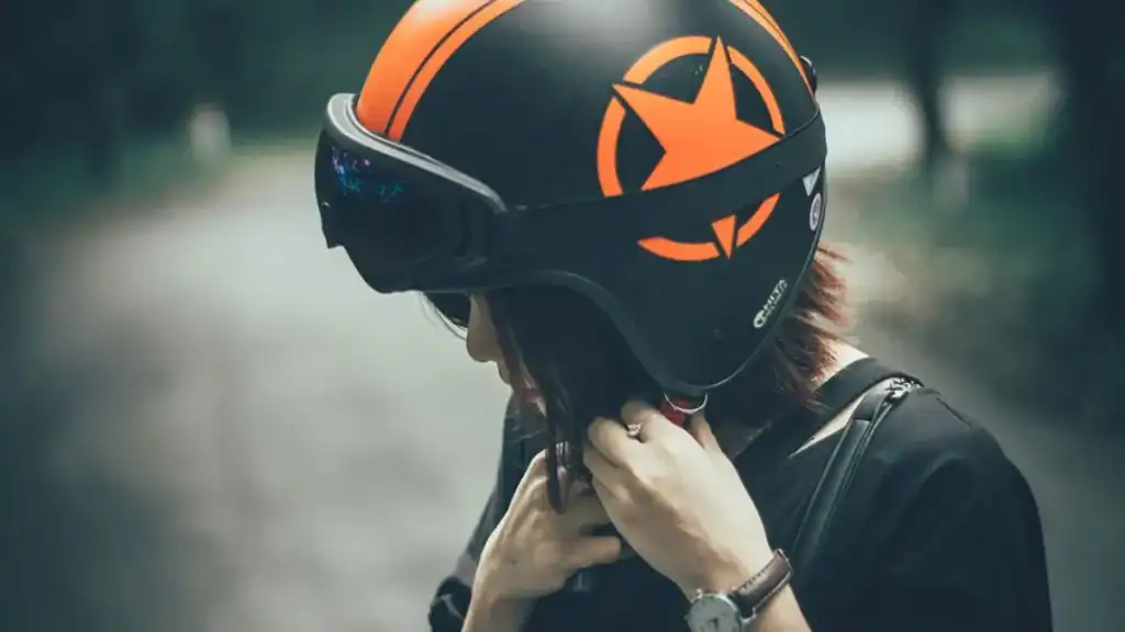 Gunakan Helm Standar SNI agar Aman Berkendara Motor