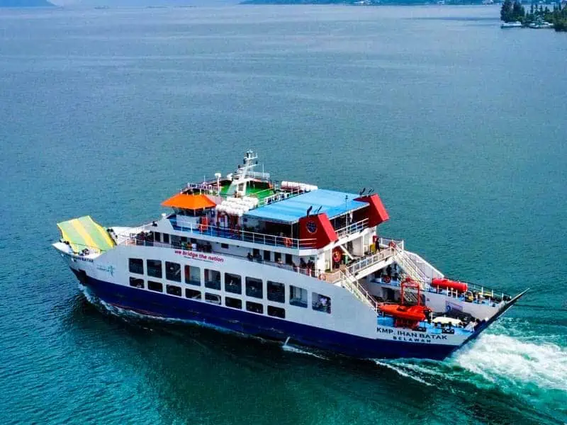 trip kapal feri di tuktuk samosir