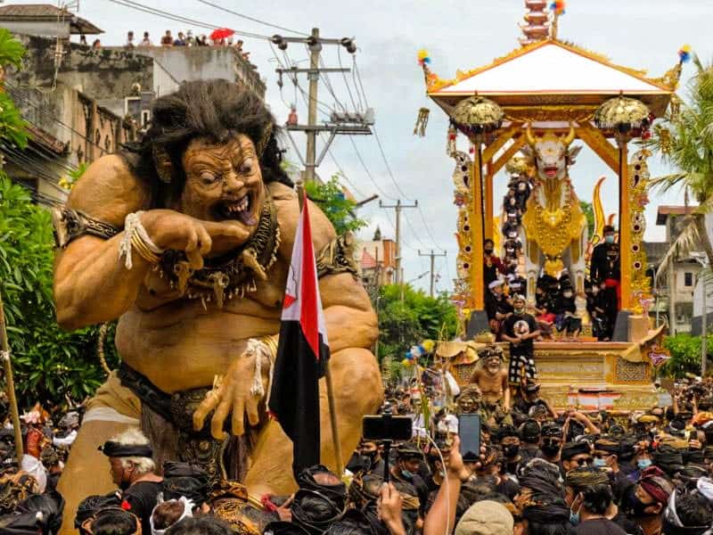 upacara adat di indonesia