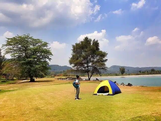 wisata pantai bugel camara