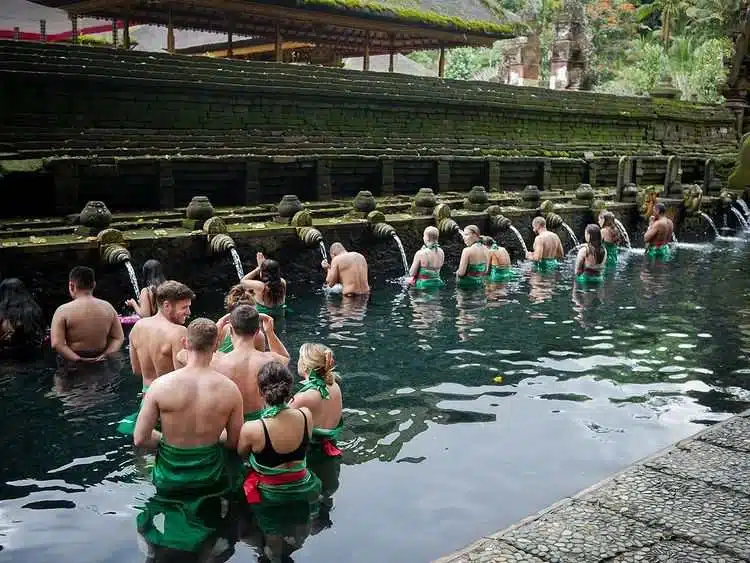wisata tirta empul bali